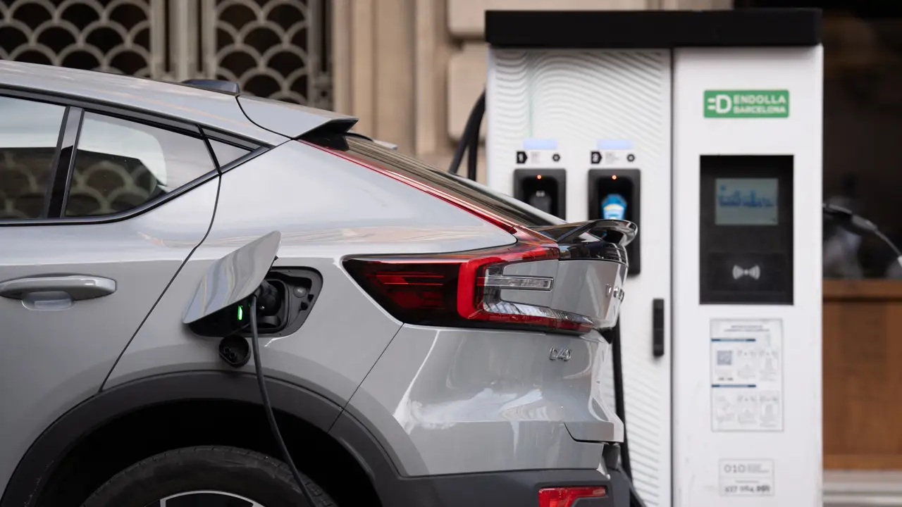  Vehículo eléctrico en una estación de carga en Barcelona