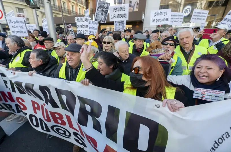 Diferentes asociaciones de pensionistas agrupadas en torno a la Unidad de Acción de Madrid para defender la revalorización de las pensiones.