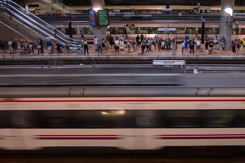 Un grupo de personas en uno de los andenes de la estación de Atocha-Almudena Grandes 