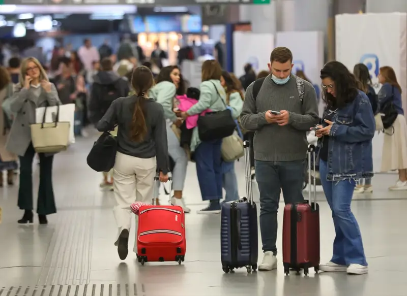 Varios pasajeros con maletas en la estación de Puerta de Atocha