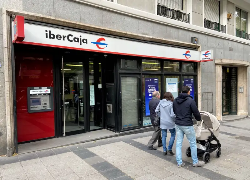 EuropaPress 2481188 familia pasea junto oficina ibercaja madrid