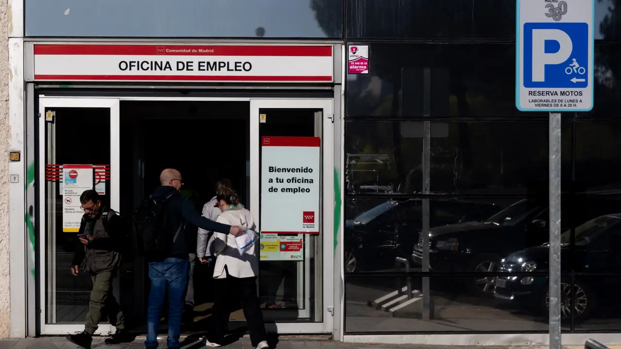 EuropaPress 6618556 varias personas entran oficina sepe abril 2025 madrid espana paro