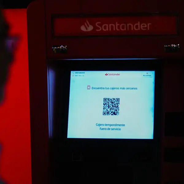El apagón deja sin servicio a oficinas y cajeros, pero la banca resiste con canales digitales
