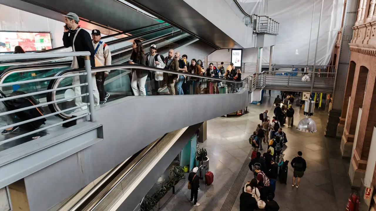 varias personas esperan estacion atocha almudena grandes 29 abril 2025