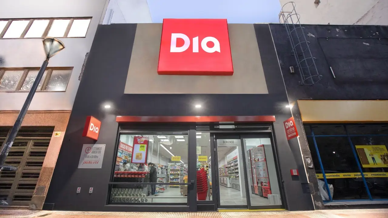 Fachada supermercado dia