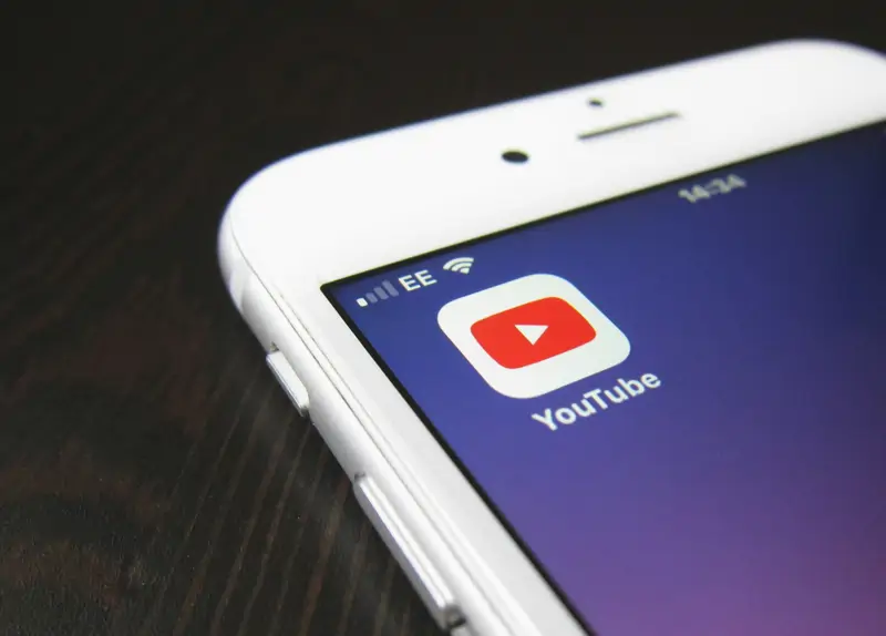 Los pagos recurrentes, como una suscripción a Youtube, pueden sumar una cantidad considerable cada mes