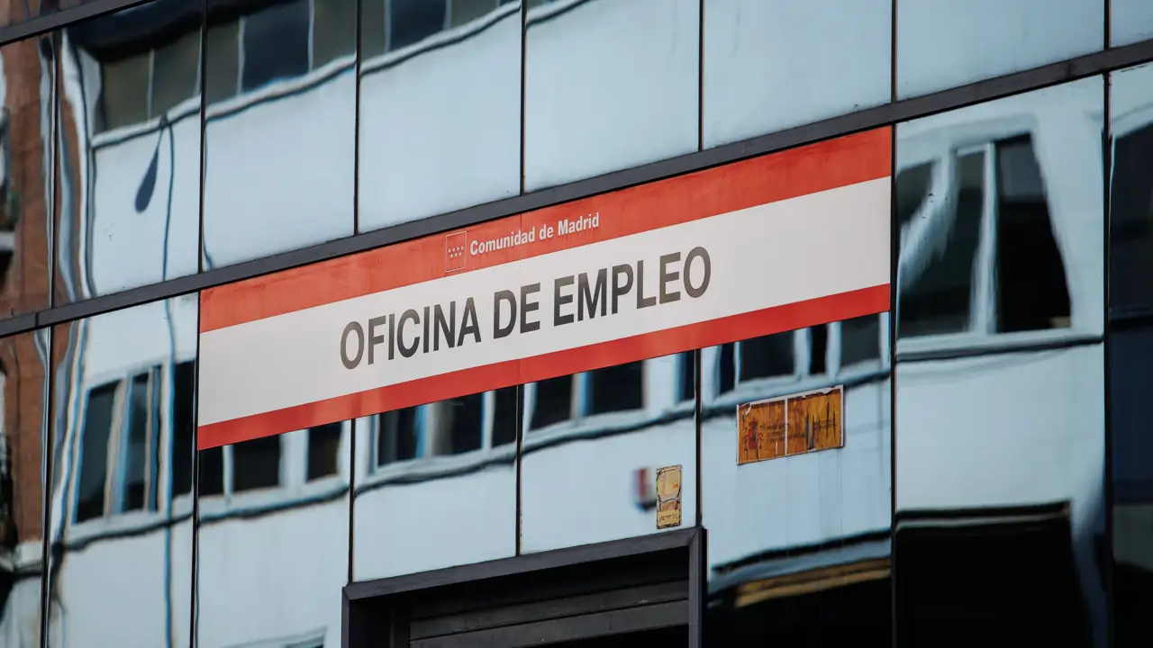 El paro cae a 2,51 millones en abril, su nivel más bajo desde 2008