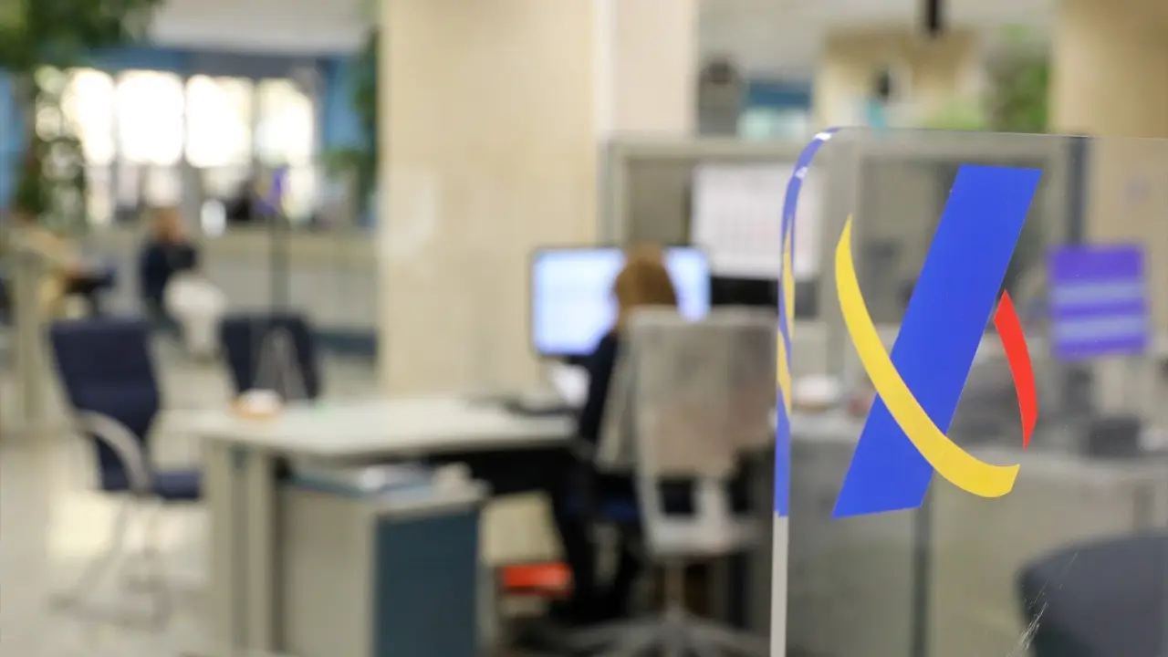 Una empleada trabaja en una oficina de la Agencia Tributaria
