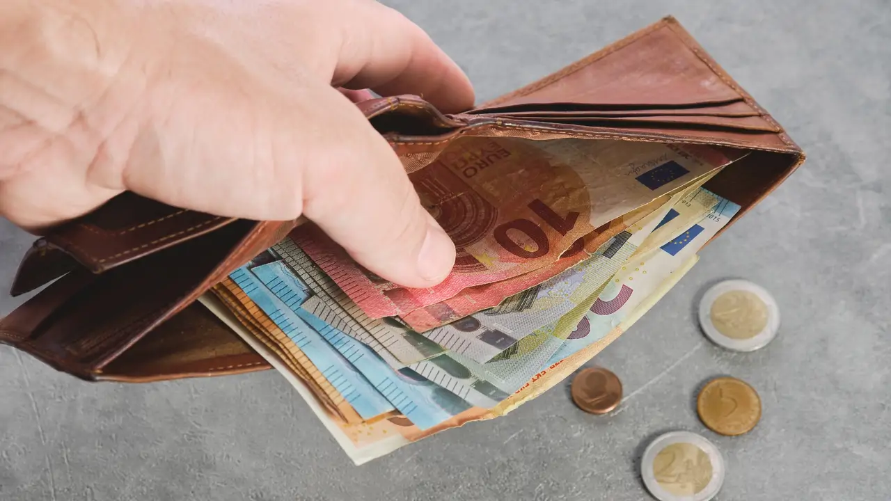 ¿Cuánto dinero en efectivo se puede tener en casa? Esto es lo que dice la ley en España