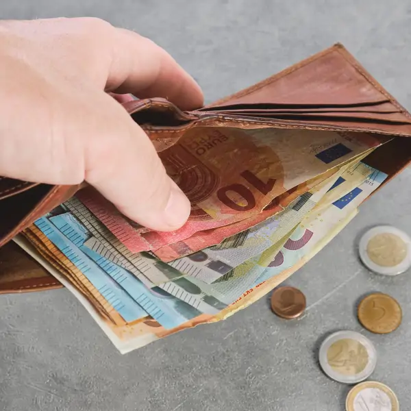 ¿Cuánto dinero en efectivo se puede tener en casa? Esto es lo que dice la ley en España