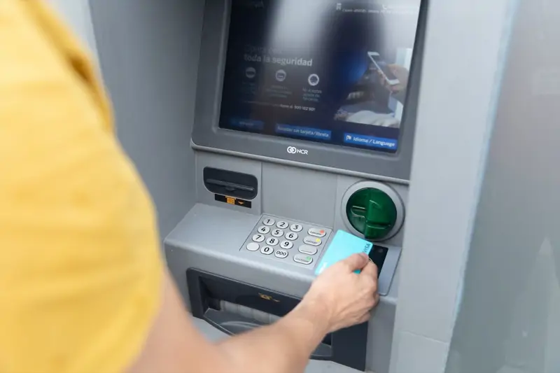 hombre utiliza cajero automatico 26 junio 2024 madrid espana economia