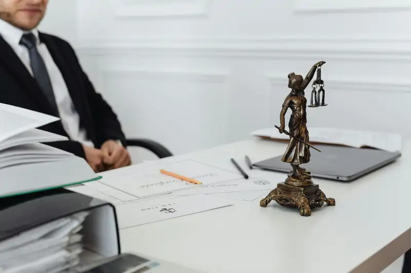 La declaración de herederos es el procedimiento legal por el cual se determina cuáles son las personas con derecho a heredar, cuando una persona fallece sin testamento