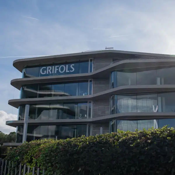 Grifols sube un 4,6% en Bolsa tras ganar 60 millones hasta marzo, casi el triple que en 2024