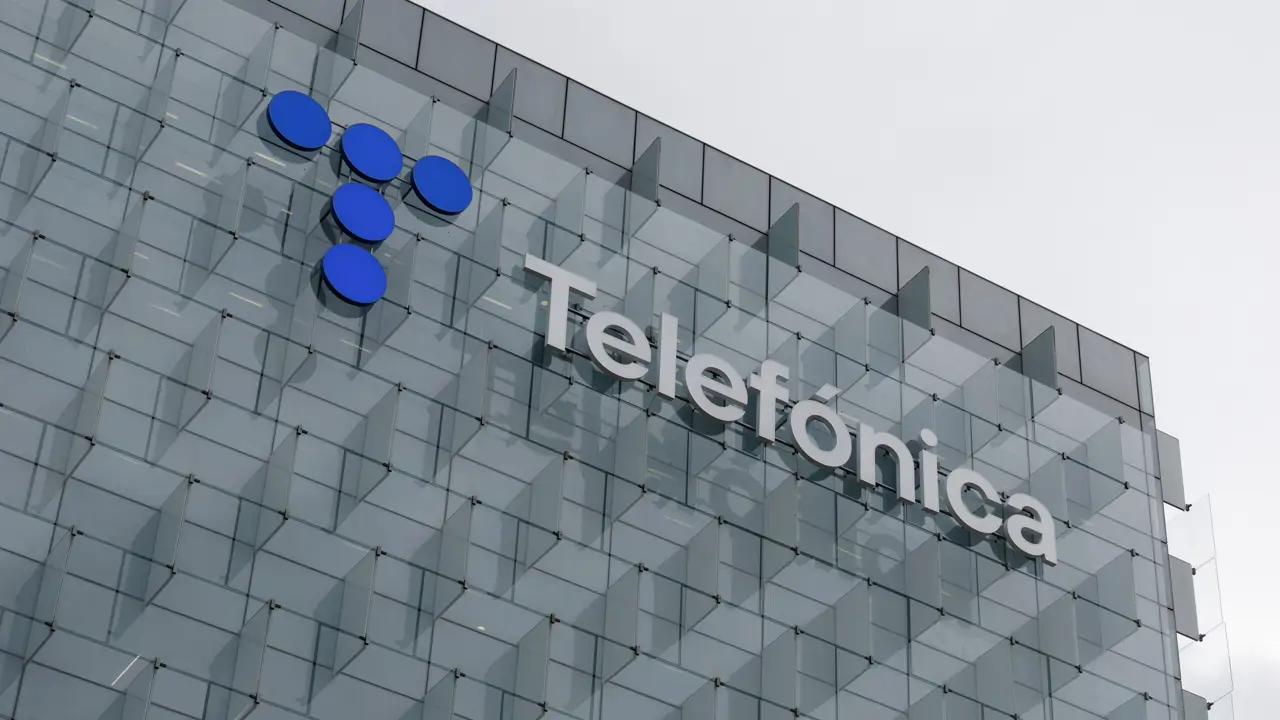 Telefónica pierde 1.731 millones por desinversiones en Argentina y Perú, pero mantiene dividendo