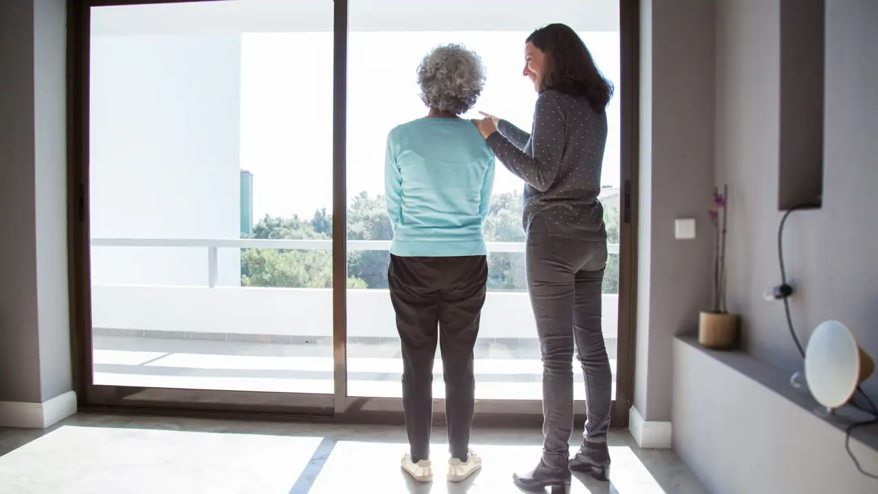 hija alegre mostrando la madre su nuevo apartamento