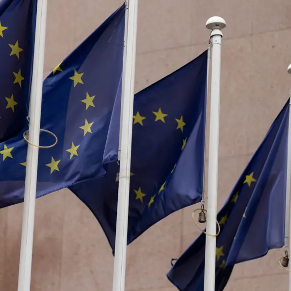 Bruselas eleva al 2,6% la previsión de crecimiento de España en 2025 y alerta de un déficit del 2,8%