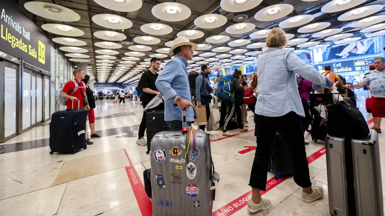 Varias personas maletas terminal t4 aeropuerto adolfo suarez madrid barajas