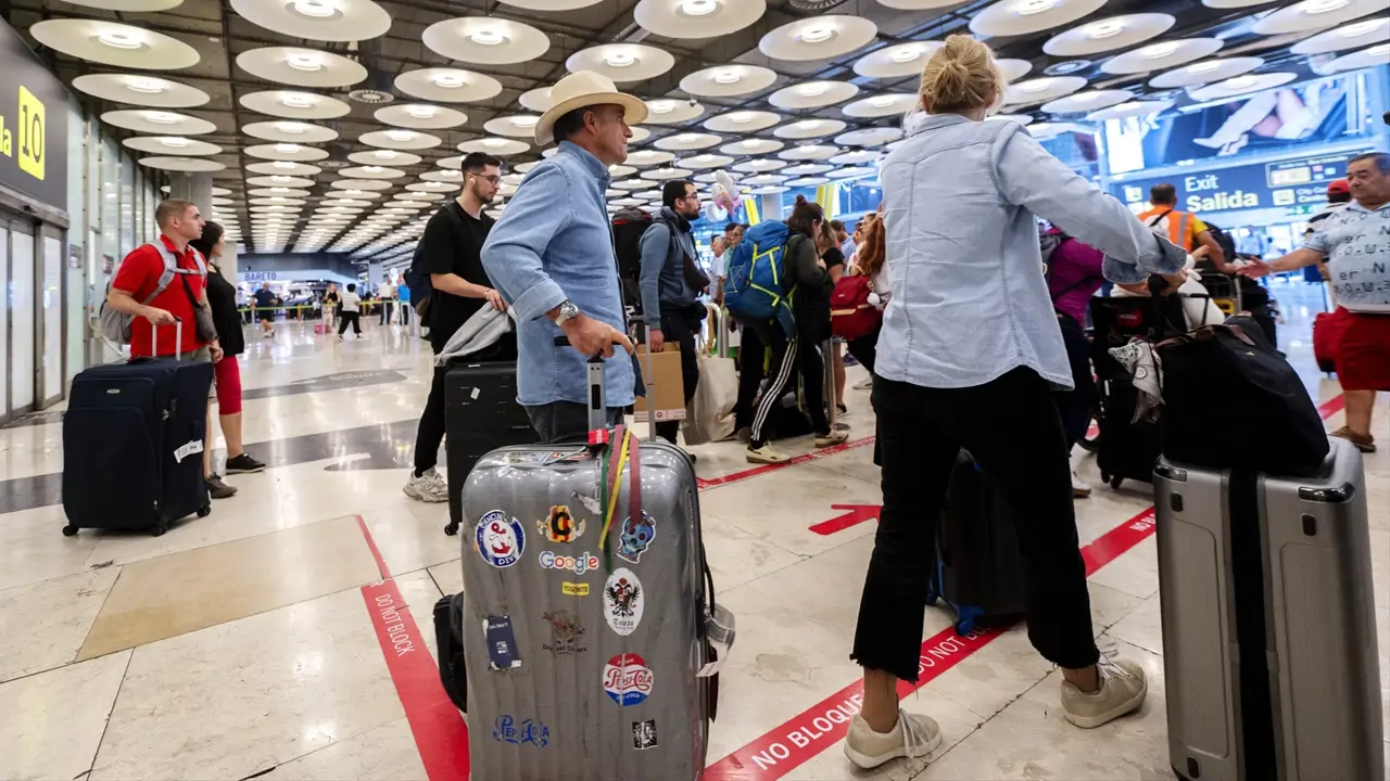 ¿Te quieren cobrar por la maleta en el avión? Esto es lo que puedes hacer (según la ley)