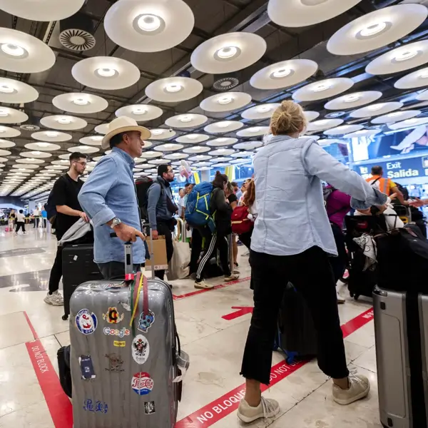 ¿Te quieren cobrar por la maleta en el avión? Esto es lo que puedes hacer (según la ley)