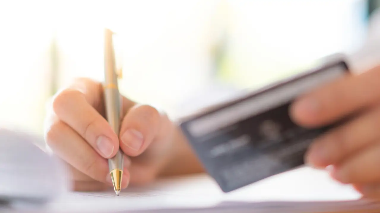 ¿Compartes cuenta bancaria? Descubre qué pasa si fallece uno de los titulares (y evita problemas legales y económicos)