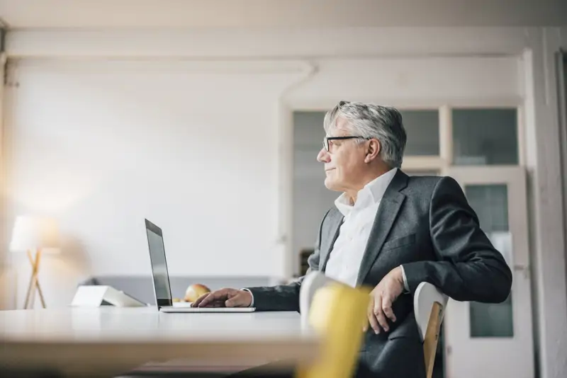 Hombre trabajando longevity