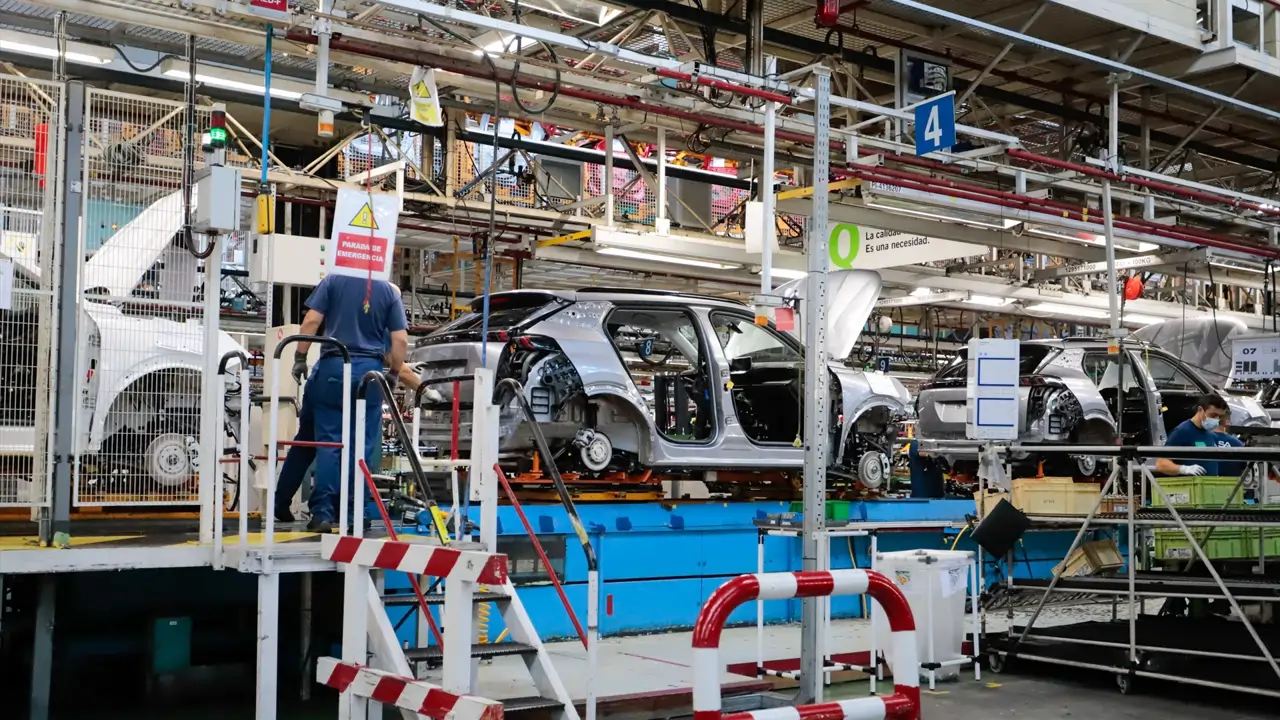 La producción industrial se desploma en abril y vuelve a tasas negativas