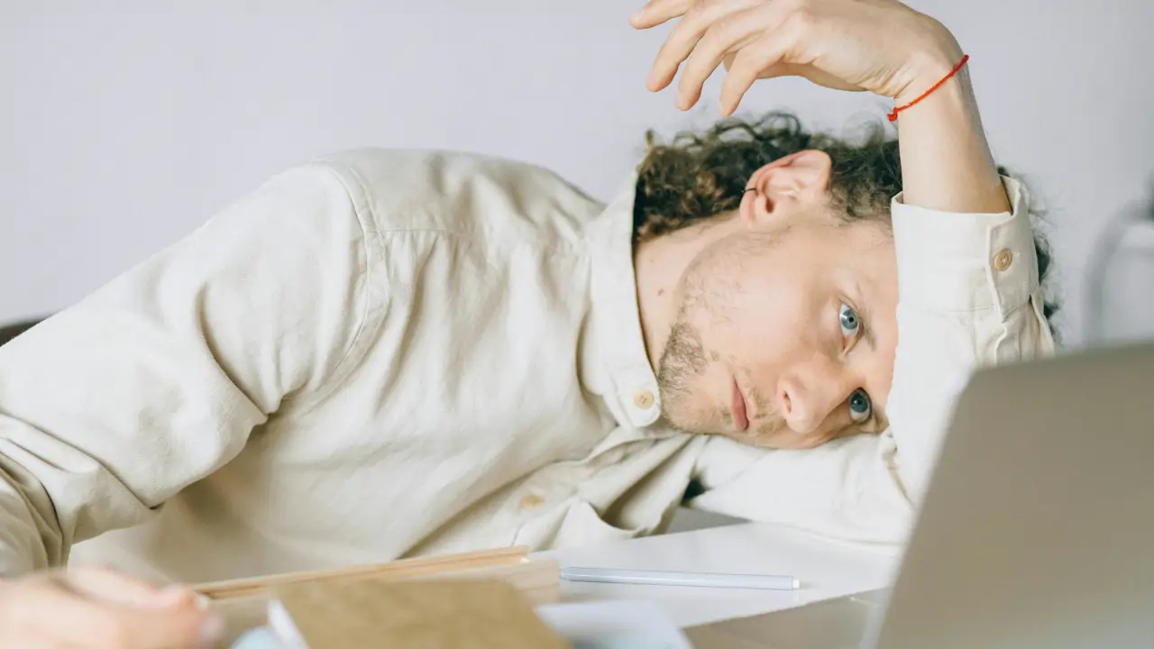 La ciencia desmonta el cliché del trabajador quemado por el horario de oficina