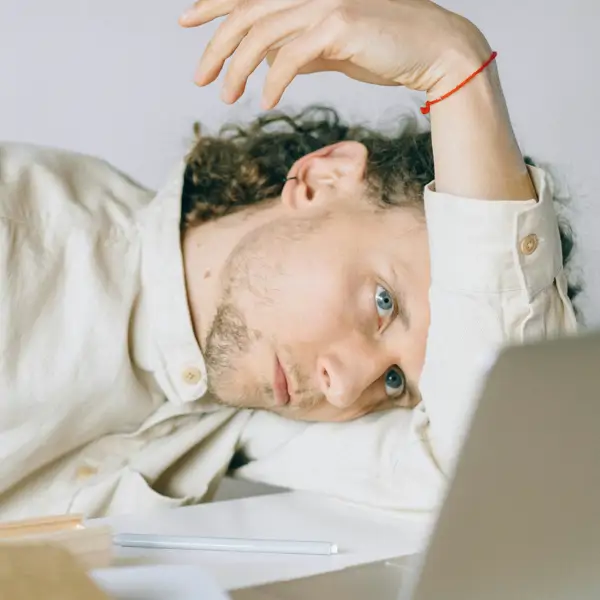 La ciencia desmonta el cliché del trabajador quemado por el horario de oficina