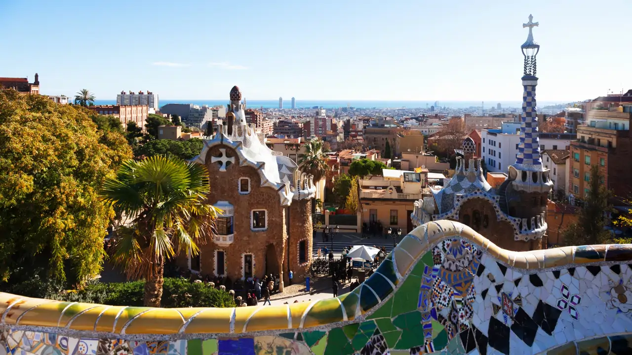 vista del parque guell en invierno barcelona