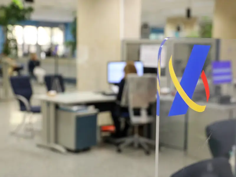 EuropaPress 4363488 empleada trabaja oficina agencia tributaria dia antes comienzo inicio