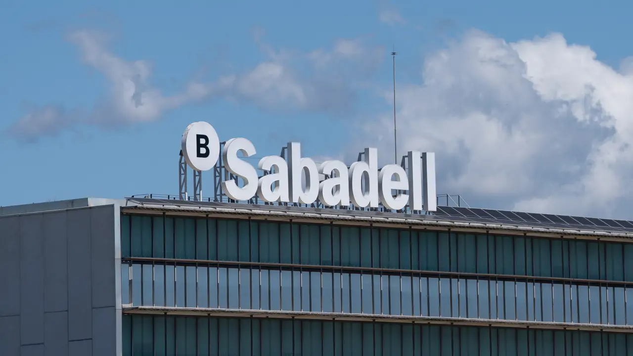 Banco Sabadell en el tablero del poder: ¿venderá su filial británica TSB para frenar la OPA de BBVA?