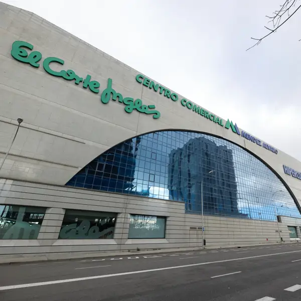 El Corte Inglés gana 512 millones en 2024 y reduce deuda mientras impulsa su negocio online, de viajes y retail