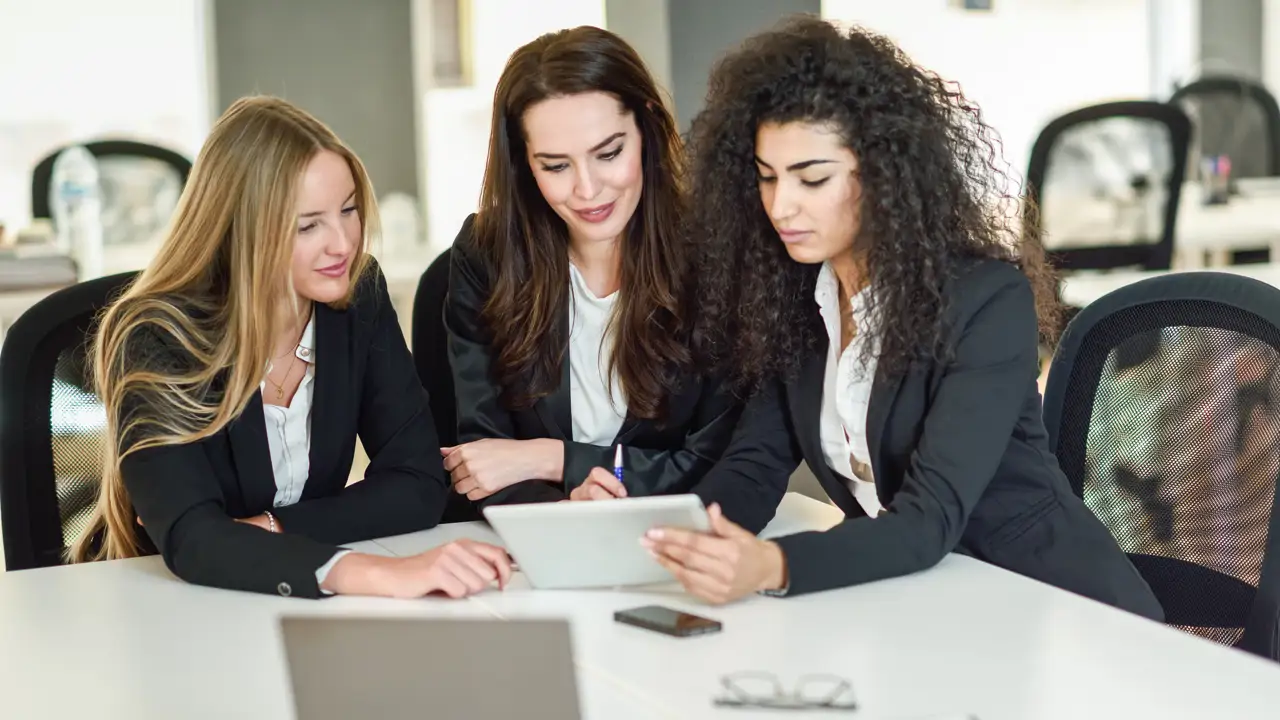 ¿Por qué trabajar más no asegura el éxito profesional en grupos minoritarios?