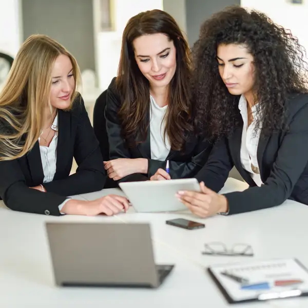 ¿Por qué trabajar más no asegura el éxito profesional en grupos minoritarios?