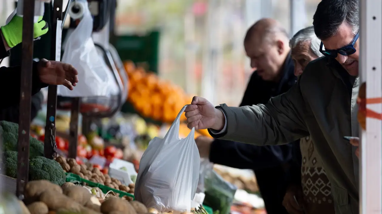 EuropaPress 6580296 varias personas compran mercado alimentos 14 marzo 2025 madrid espana