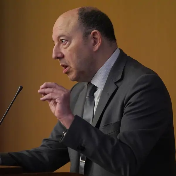 Gonzalo Bernardos, economista, sobre las consecuencias de aumentar el gasto en defensa: "Habría recortes, aumento de impuestos y una injustísima consideración de lo que es preferente en España"
