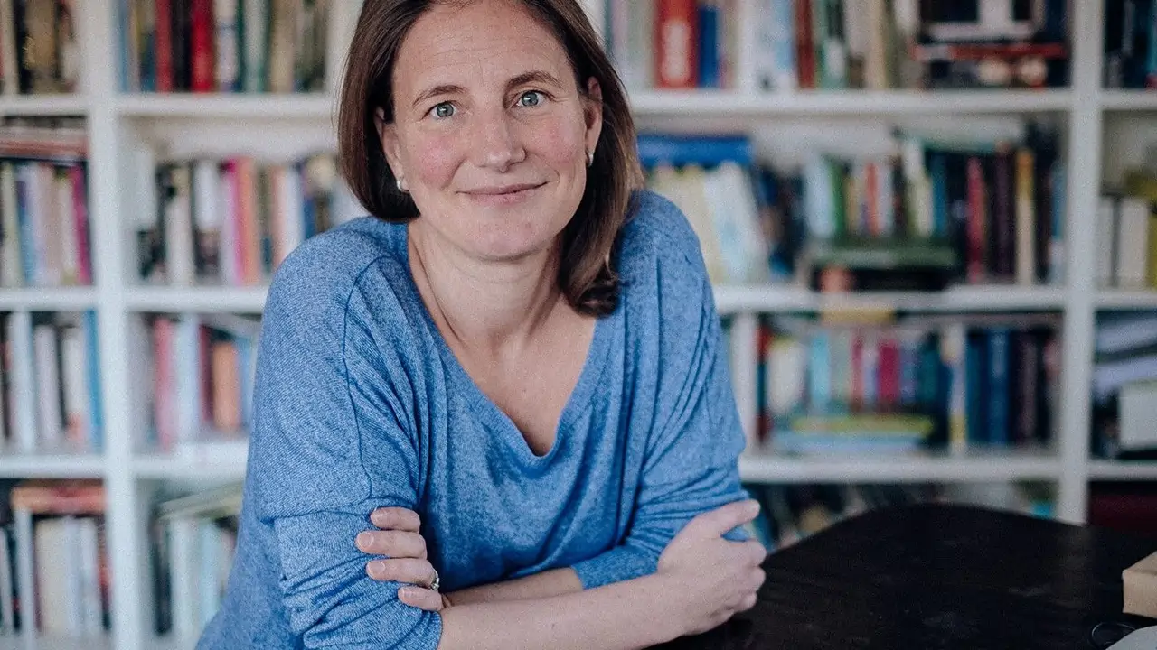 La advertencia de Natalia de Santiago, experta en finanzas, sobre dejar el dinero parado: "1.000 euros de hoy, sin invertir, dentro de 20 años va a valer 450"